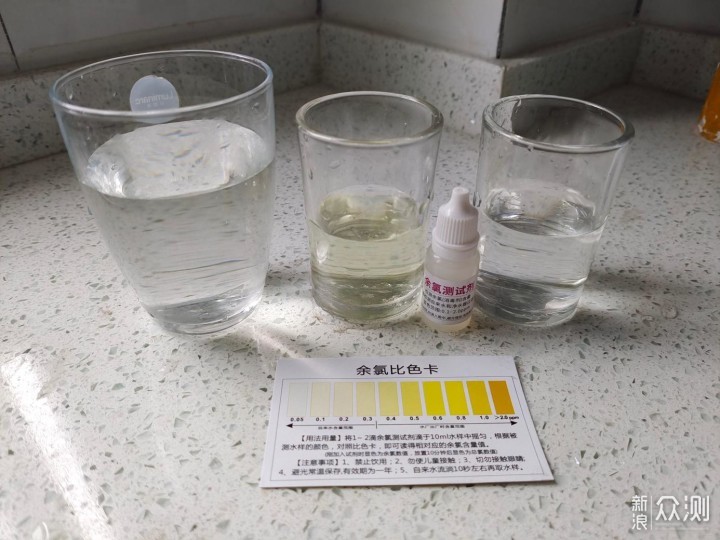 为了更好的了解过滤后的水质情况,笔者也做余氯测试,三杯水从左一次是
