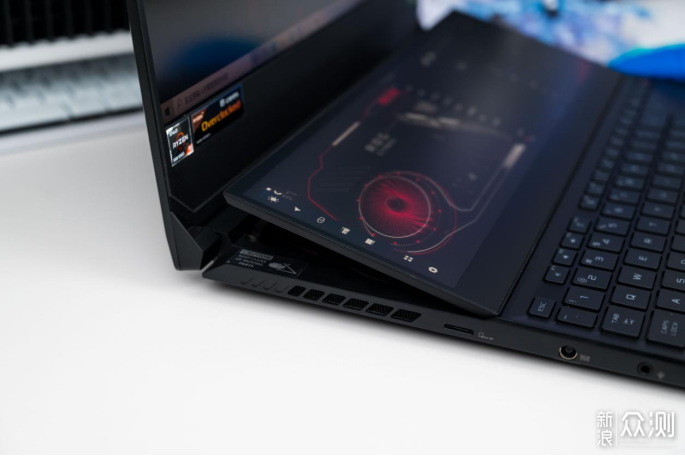 非常适合设计师的顶级游戏本华硕ROG冰刃5双屏_新浪众测