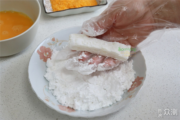 2盒牛奶1碗淀粉，做成炸鲜奶，金黄酥脆很好吃_新浪众测