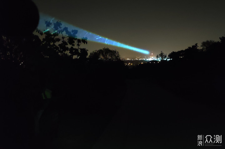 无尽的夜空、笔直的光：JETBeam激光手电M1X_新浪众测