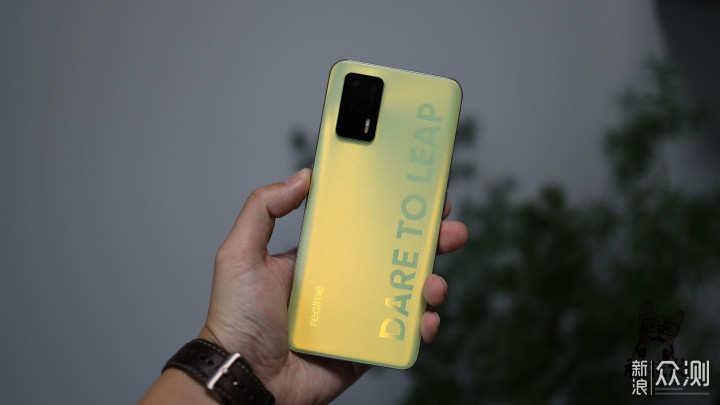 realme Q3 Pro开箱：夜间散发光芒的萤火虫_新浪众测