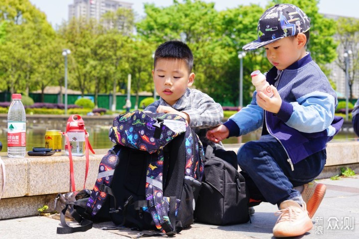 背上护脊撞色GMT书包，你就是广场上最潮的仔_新浪众测