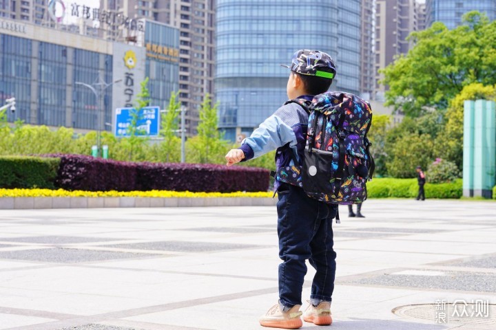 背上护脊撞色GMT书包，你就是广场上最潮的仔_新浪众测