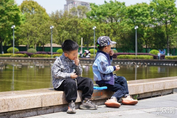 背上护脊撞色GMT书包，你就是广场上最潮的仔_新浪众测