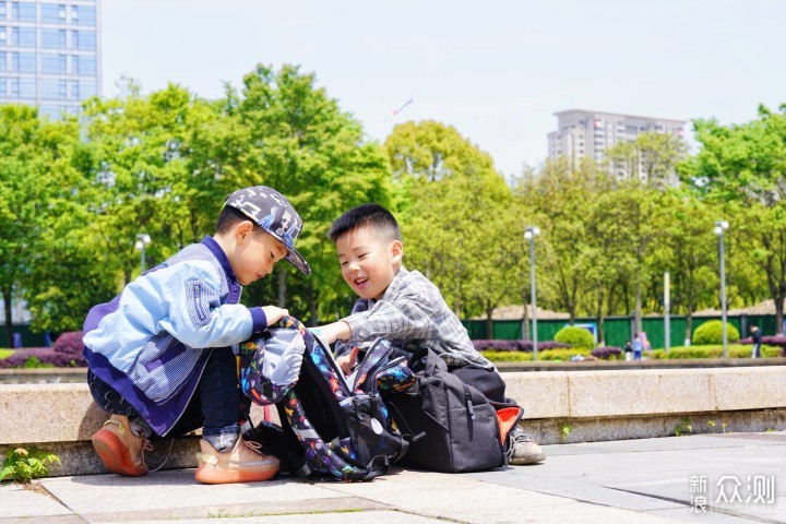 背上护脊撞色GMT书包，你就是广场上最潮的仔_新浪众测