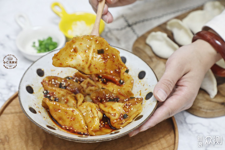 皮薄馅厚，香辣够味红油饺子，10分钟就能搞定_新浪众测