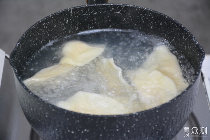 皮薄馅厚，香辣够味红油饺子，10分钟就能搞定_新浪众测