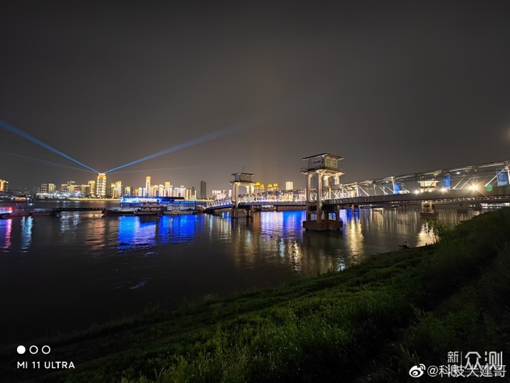 小米11 Ultra夜景拍摄实测：夜游武汉江滩_新浪众测