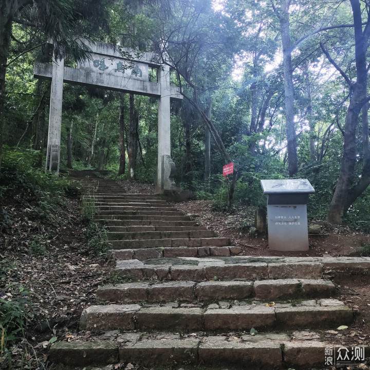 杭州南高峰是个好地方，雷峰塔和城隍阁由此拍_新浪众测