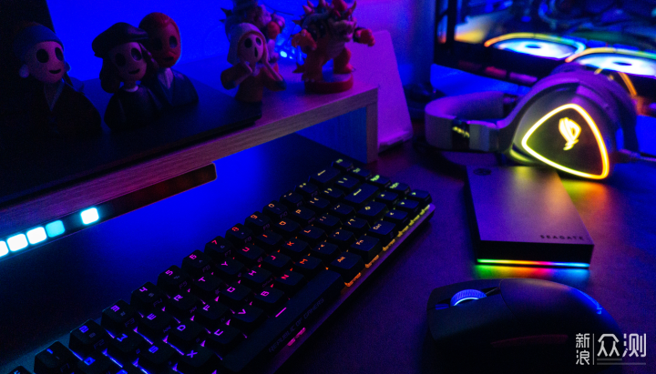 RGB桌面：ROG三件套、希捷酷玩极光侠移动硬盘_新浪众测