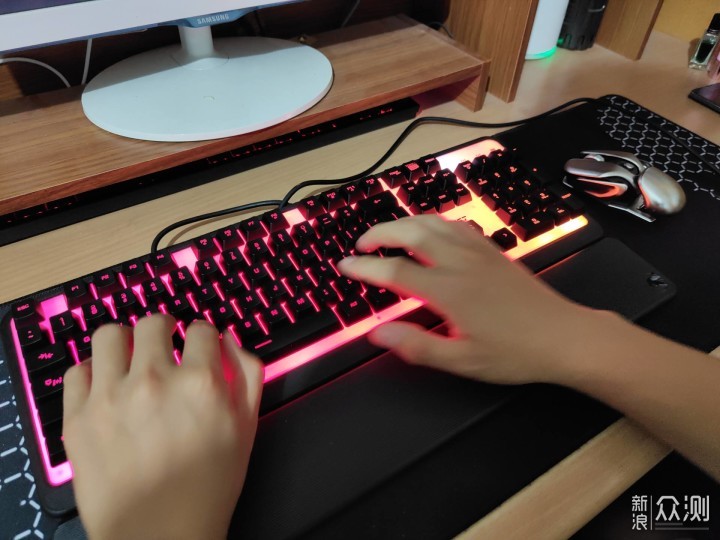 冰豹MAGMA梅格体验：更舒适的RGB炫彩游戏键盘_新浪众测