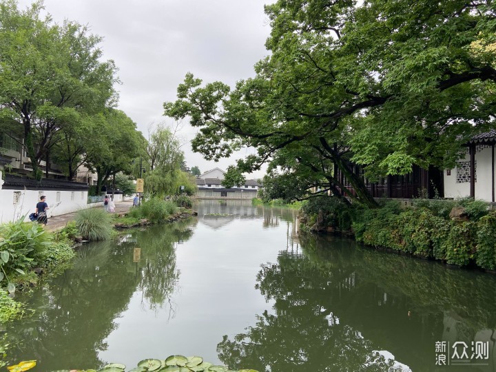 老年人旅游，散步在苏州街头_新浪众测