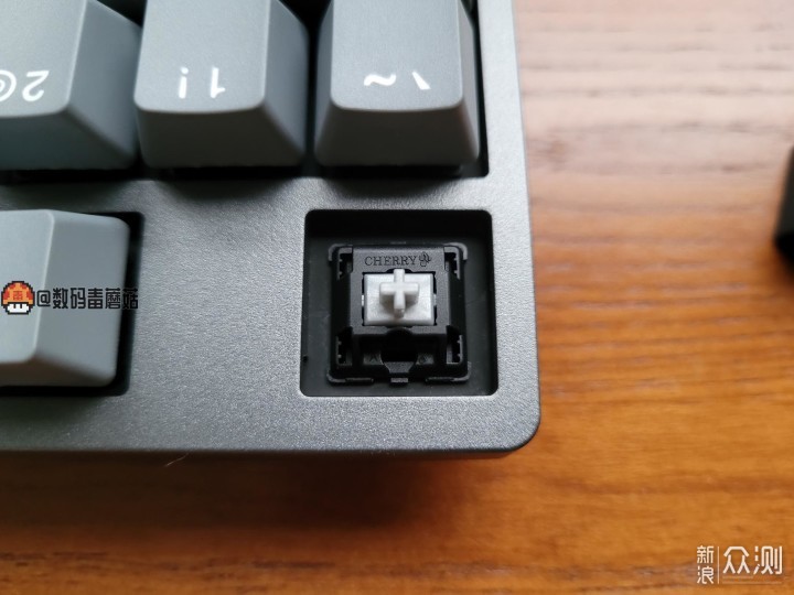 樱桃银轴，又短又快——杜伽K320W三模键盘_新浪众测