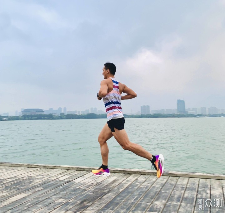 䨻料下放脚感Q弹初跑者首选，李宁-越影跑鞋_新浪众测