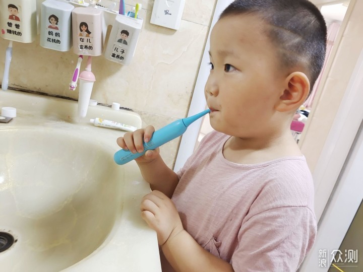 从兴趣上吸引孩子，电动牙刷让孩子养成好习惯_新浪众测