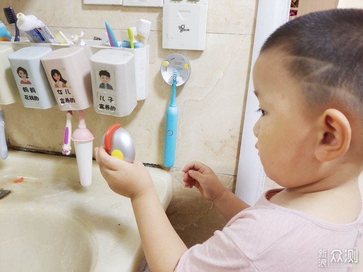 从兴趣上吸引孩子，电动牙刷让孩子养成好习惯_新浪众测