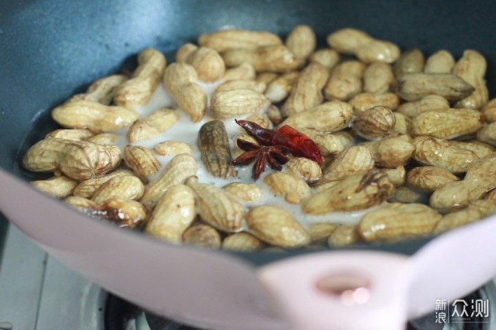 带壳花生怎么吃，加点它煮一煮，简单又美味_新浪众测