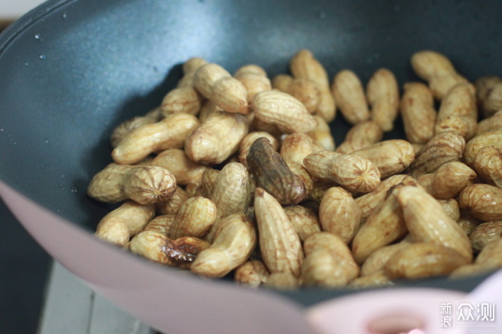 带壳花生怎么吃，加点它煮一煮，简单又美味_新浪众测