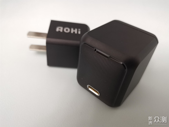 给背包减负，有它就够了：AOHi 65W GaN充电器_新浪众测