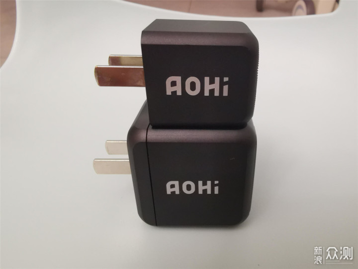 给背包减负，有它就够了：AOHi 65W GaN充电器_新浪众测