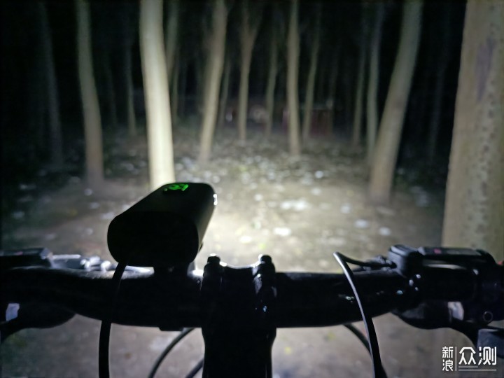 黑夜骑士 光明利剑——迈极炫DA2500自行车灯_新浪众测