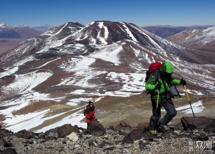 6893米高的全球最高火山：却有人挑战开车登山_新浪众测