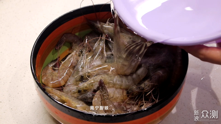 白灼大虾不放一滴水的绝妙做法，虾肉鲜嫩弹牙_新浪众测