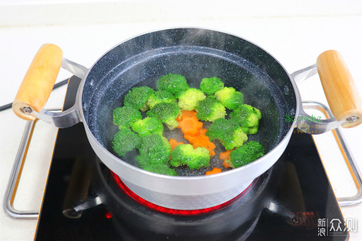 鸡腿饭加一种酱汁，外焦里嫩，汁水香甜！_新浪众测