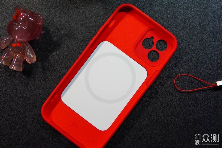这次我搭配了同款毛利兰的红色Magsafe手机壳_新浪众测