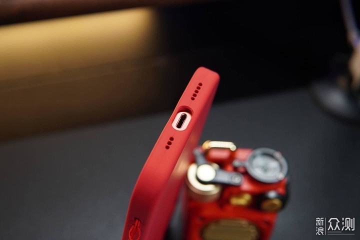 这次我搭配了同款毛利兰的红色Magsafe手机壳_新浪众测