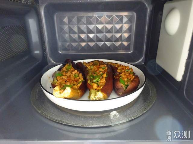 不炒不炖也不蒸,茄子这么做,连续吃也吃不够_新浪众测