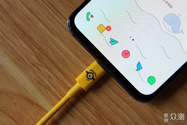 只一眼就被萌化，努比亚小黄人充电器不止好看_新浪众测