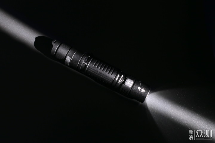 迈极炫MOD20B便携手电筒，黑暗中的光明与信任_新浪众测