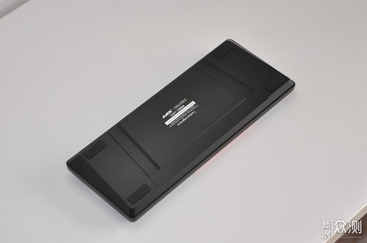 黑爵K690T机械键盘助iPad Pro提升生产力_新浪众测