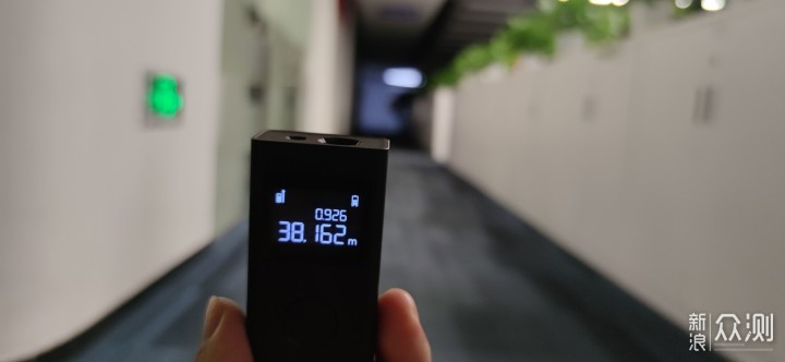 米家智能激光测距仪:40米内一键测量并记录_新浪众测