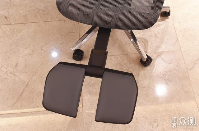 能坐能躺，能看见的舒适-黑白调E3人体工学椅_新浪众测