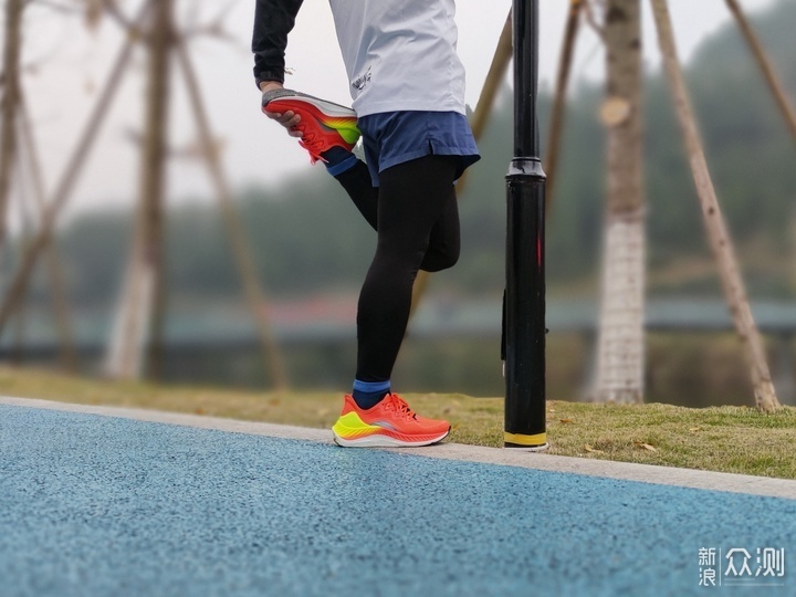 日常元素碳板跑鞋体验 这样的运动鞋我爱了_新浪众测