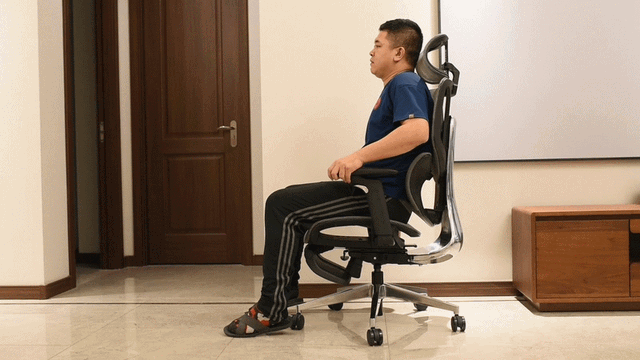 能坐能躺，能看见的舒适-黑白调E3人体工学椅_新浪众测