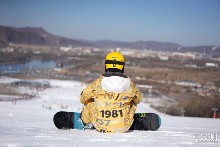 冬日雪场里的一抹亮色--狼爪40周年冠军滑雪服_新浪众测