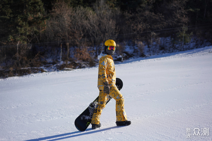 冬日雪场里的一抹亮色--狼爪40周年冠军滑雪服_新浪众测