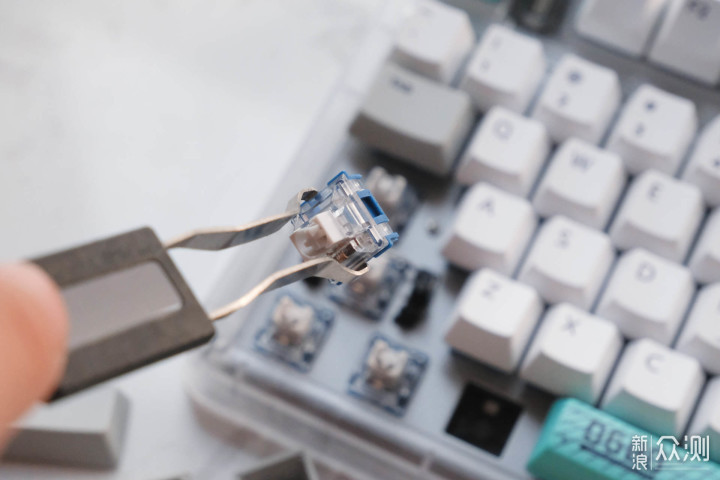 纠结圣诞节礼物?看看 IQUNIX OG80虫洞键盘_新浪众测