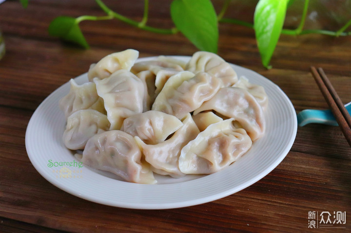 冬至，白菜猪肉馅水饺，皮薄馅大，味道鲜美_新浪众测