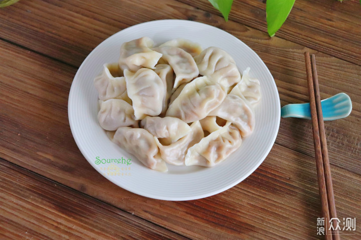 冬至，白菜猪肉馅水饺，皮薄馅大，味道鲜美_新浪众测