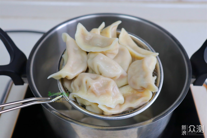 冬至，白菜猪肉馅水饺，皮薄馅大，味道鲜美_新浪众测