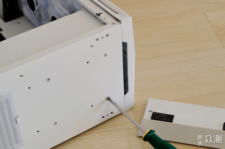 微星氪金枪2白色限量版测评:灯光手办的秀场_新浪众测