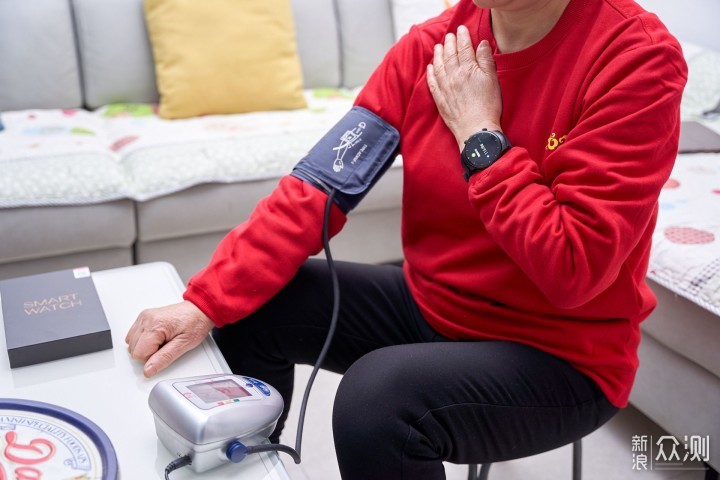 让关爱更精准全面，气泵式测血压的智能手表_新浪众测