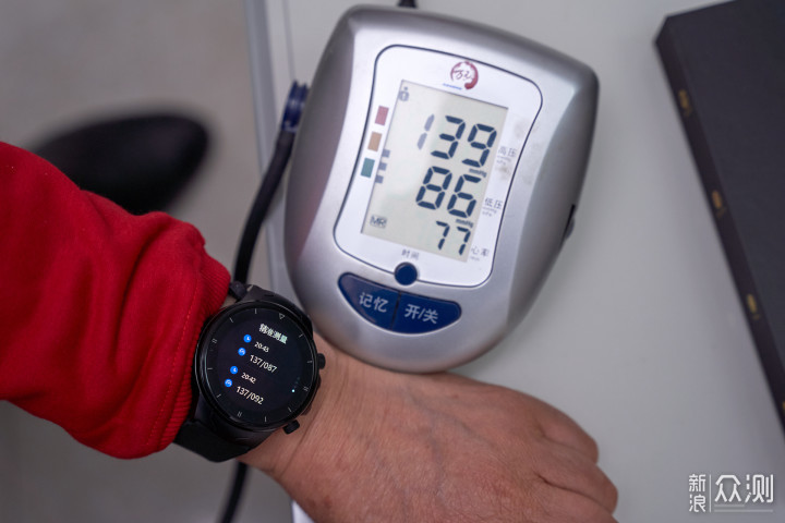 让关爱更精准全面，气泵式测血压的智能手表_新浪众测