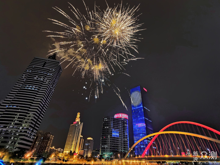 夜景太普通？教你手机后期一键“放”大礼花！_新浪众测