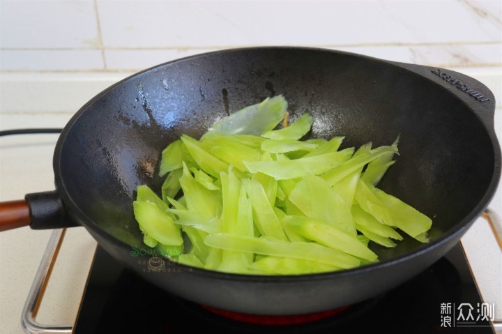 正月里，莴笋最鲜嫩，加肉炒一炒，太香了！_新浪众测