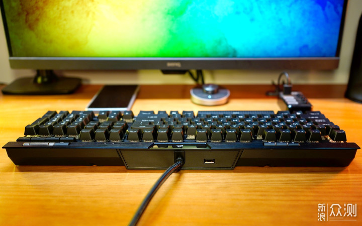 我的桌面新宠：海盗船K70键盘和Sabre鼠标，_新浪众测